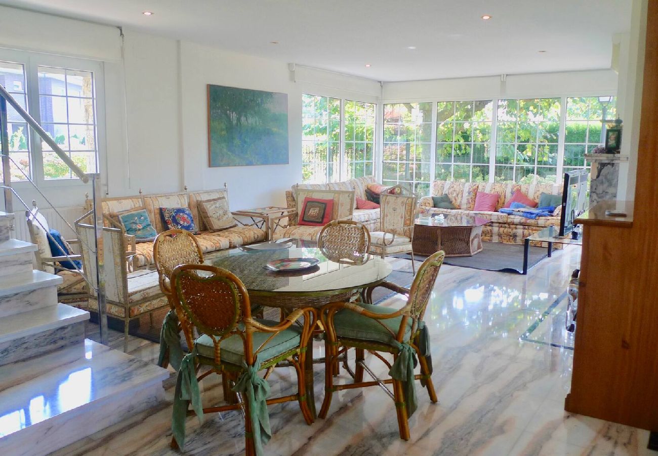 Chalet en Ribadesella - Casa Kusi con Jardin Privado y Jacuzzi