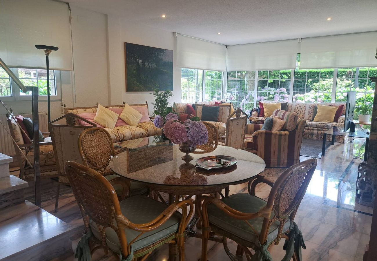 Chalet en Ribadesella - Casa Kusi con Jardin Privado y Jacuzzi