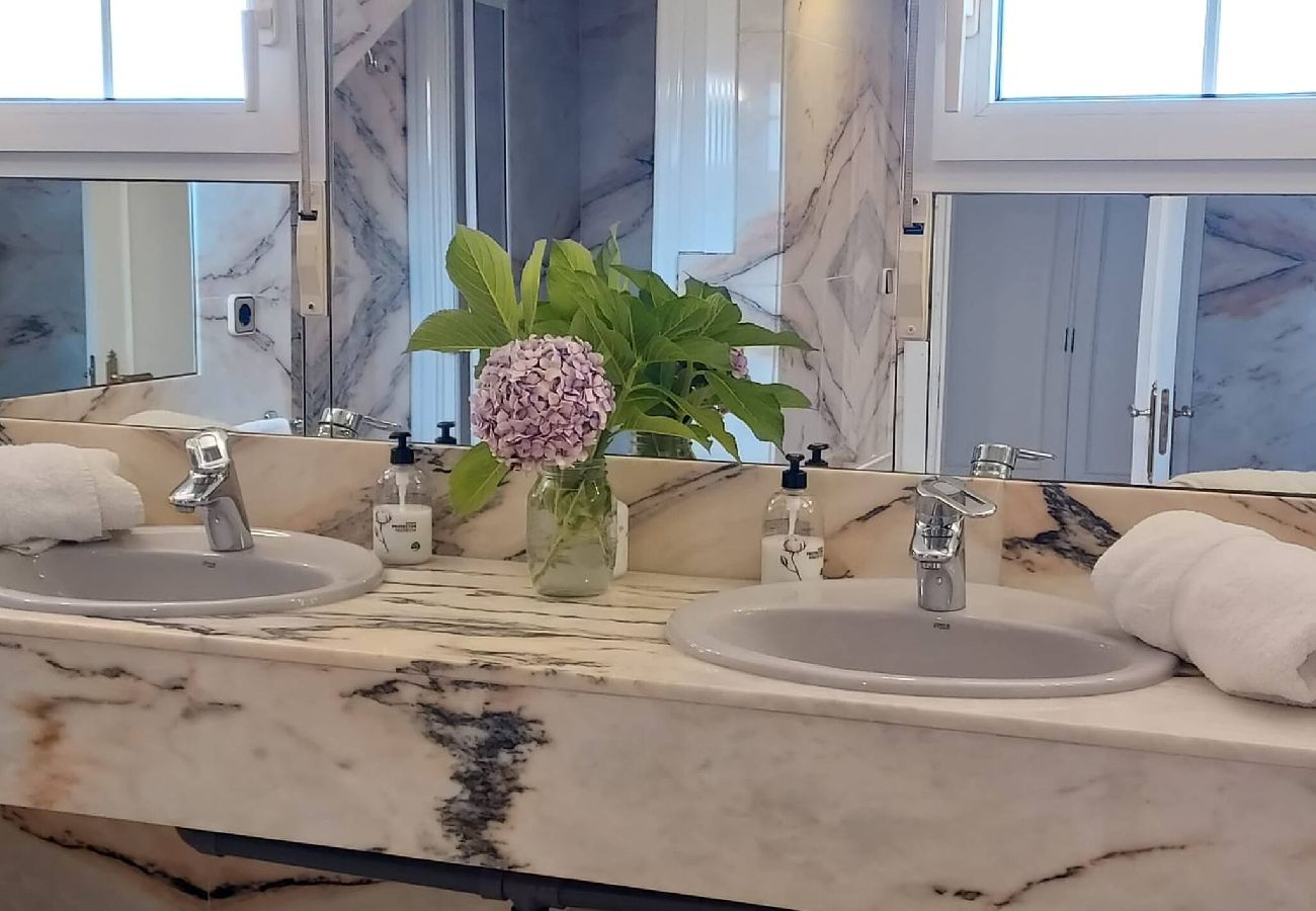 Chalet en Ribadesella - Casa Kusi con Jardin Privado y Jacuzzi