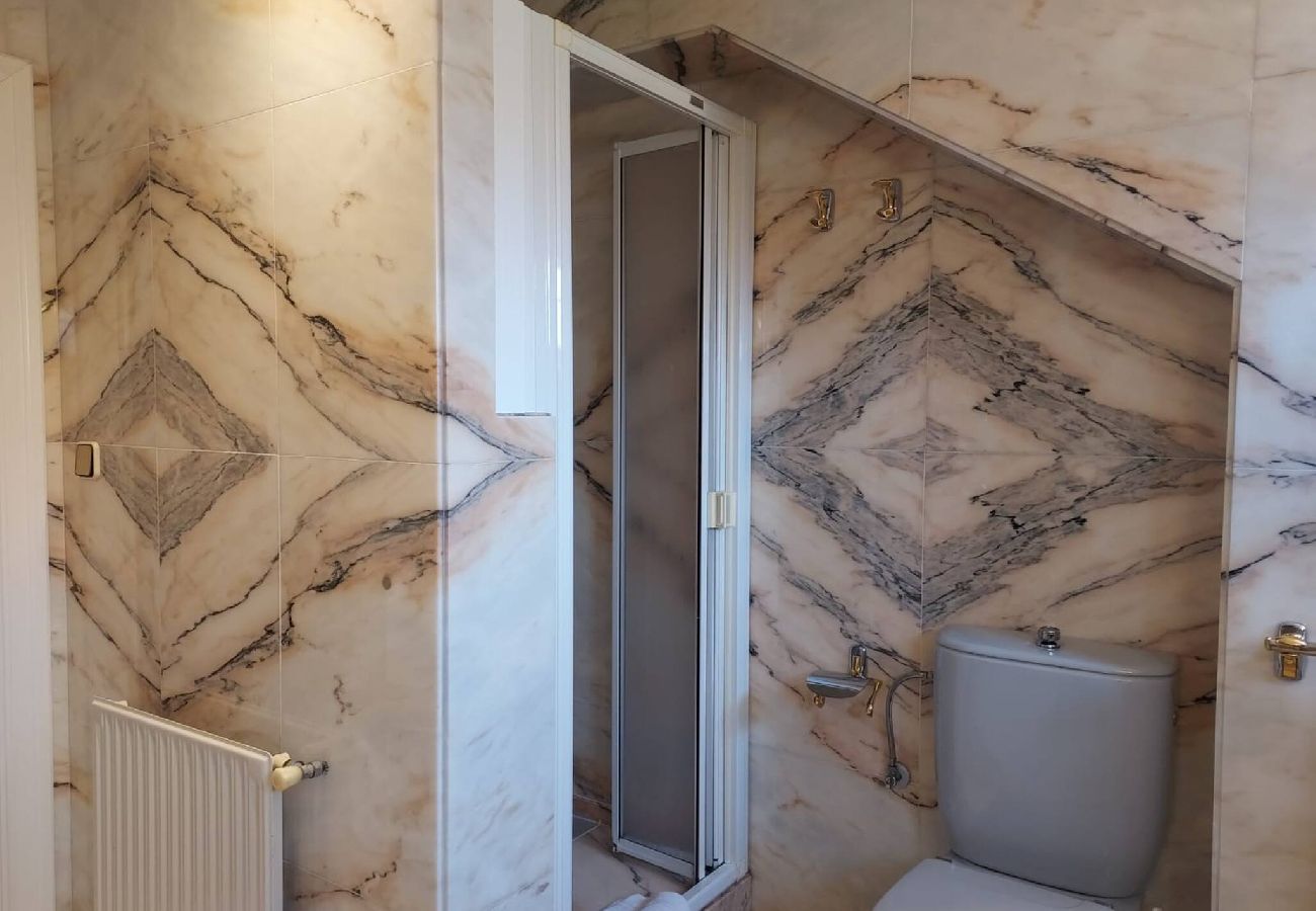 Chalet en Ribadesella - Casa Kusi con Jardin Privado y Jacuzzi