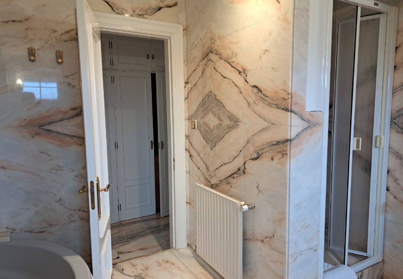 Chalet en Ribadesella - Casa Kusi con Jardin Privado y Jacuzzi