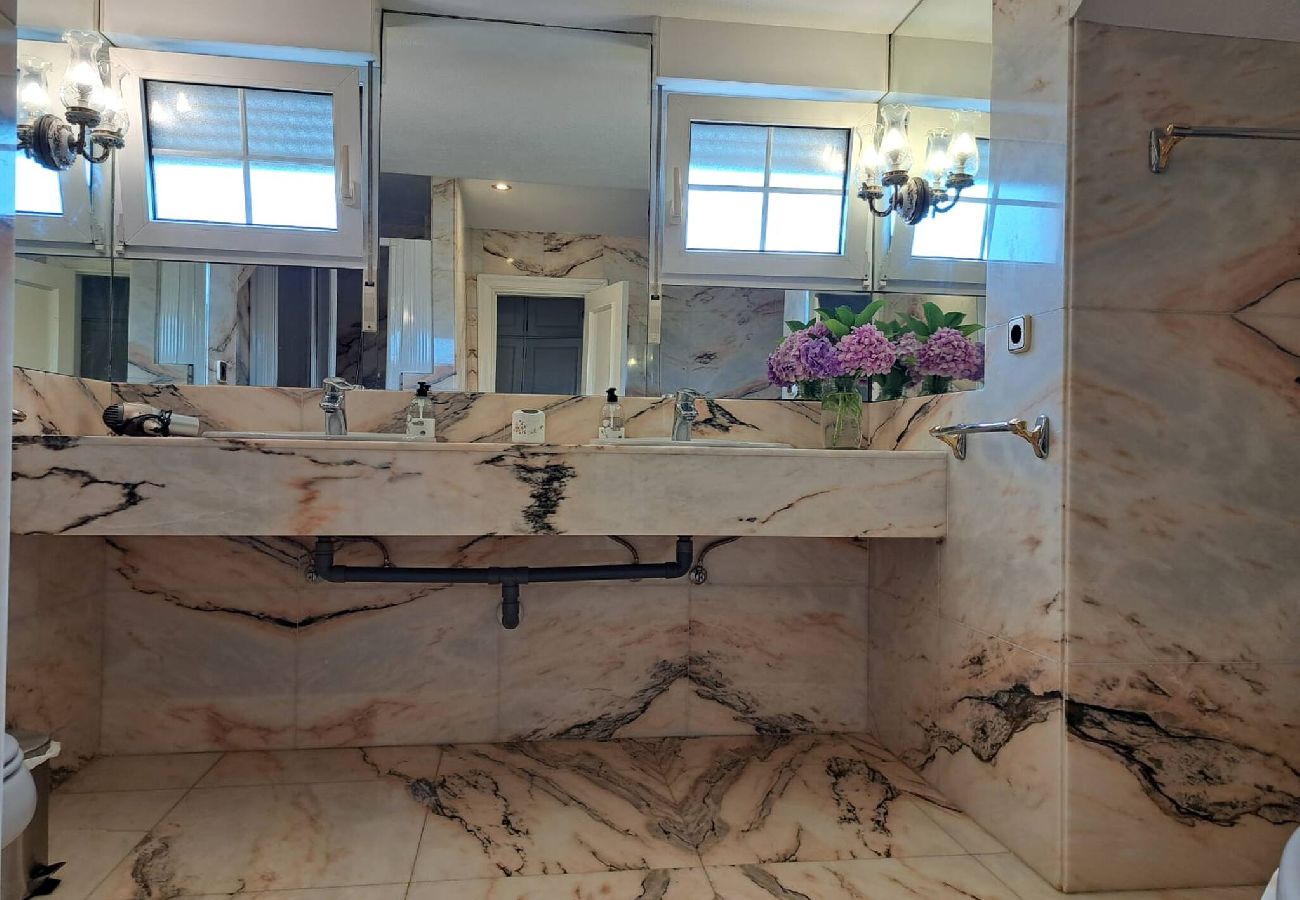 Chalet en Ribadesella - Casa Kusi con Jardin Privado y Jacuzzi