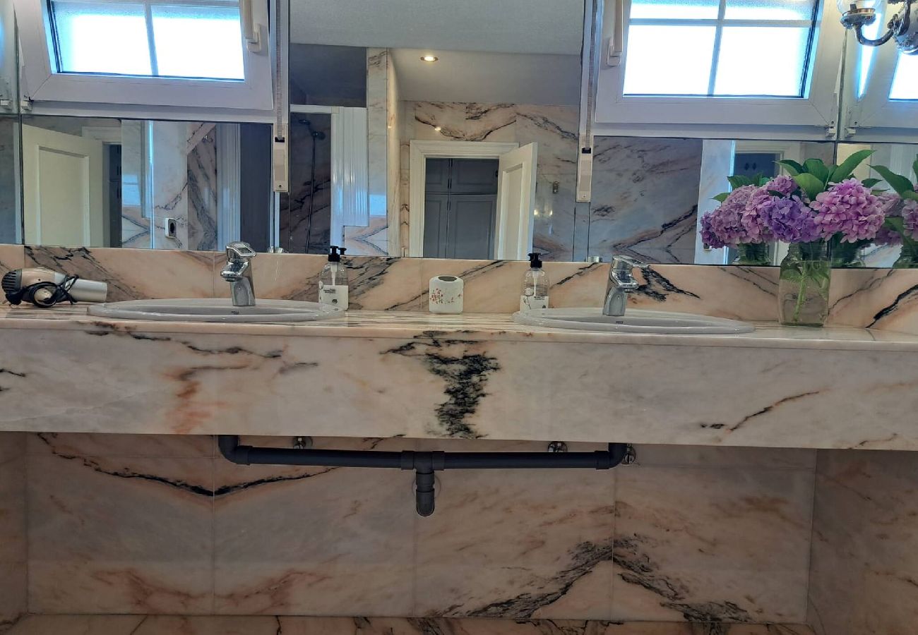 Chalet en Ribadesella - Casa Kusi con Jardin Privado y Jacuzzi