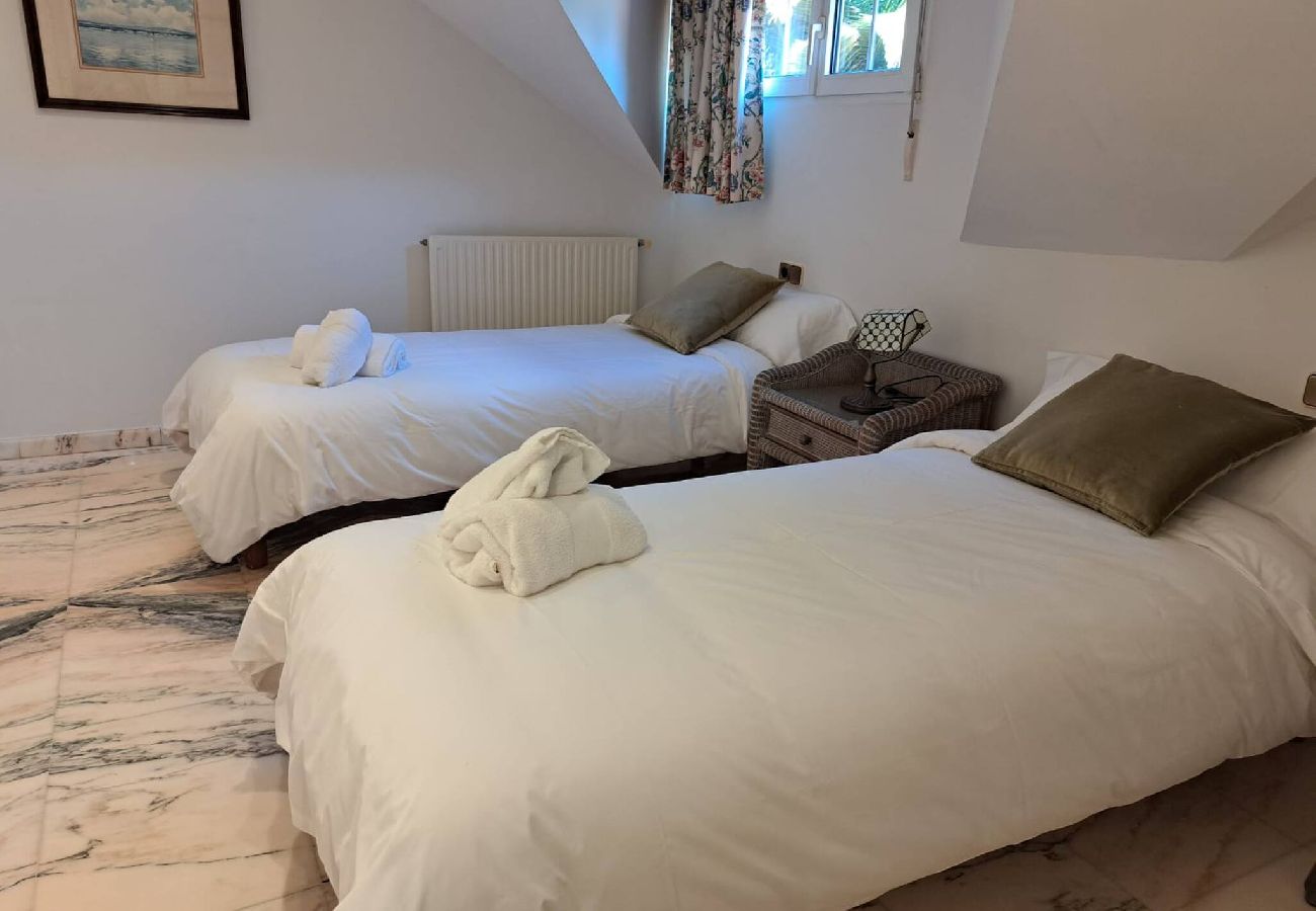 Chalet en Ribadesella - Casa Kusi con Jardin Privado y Jacuzzi