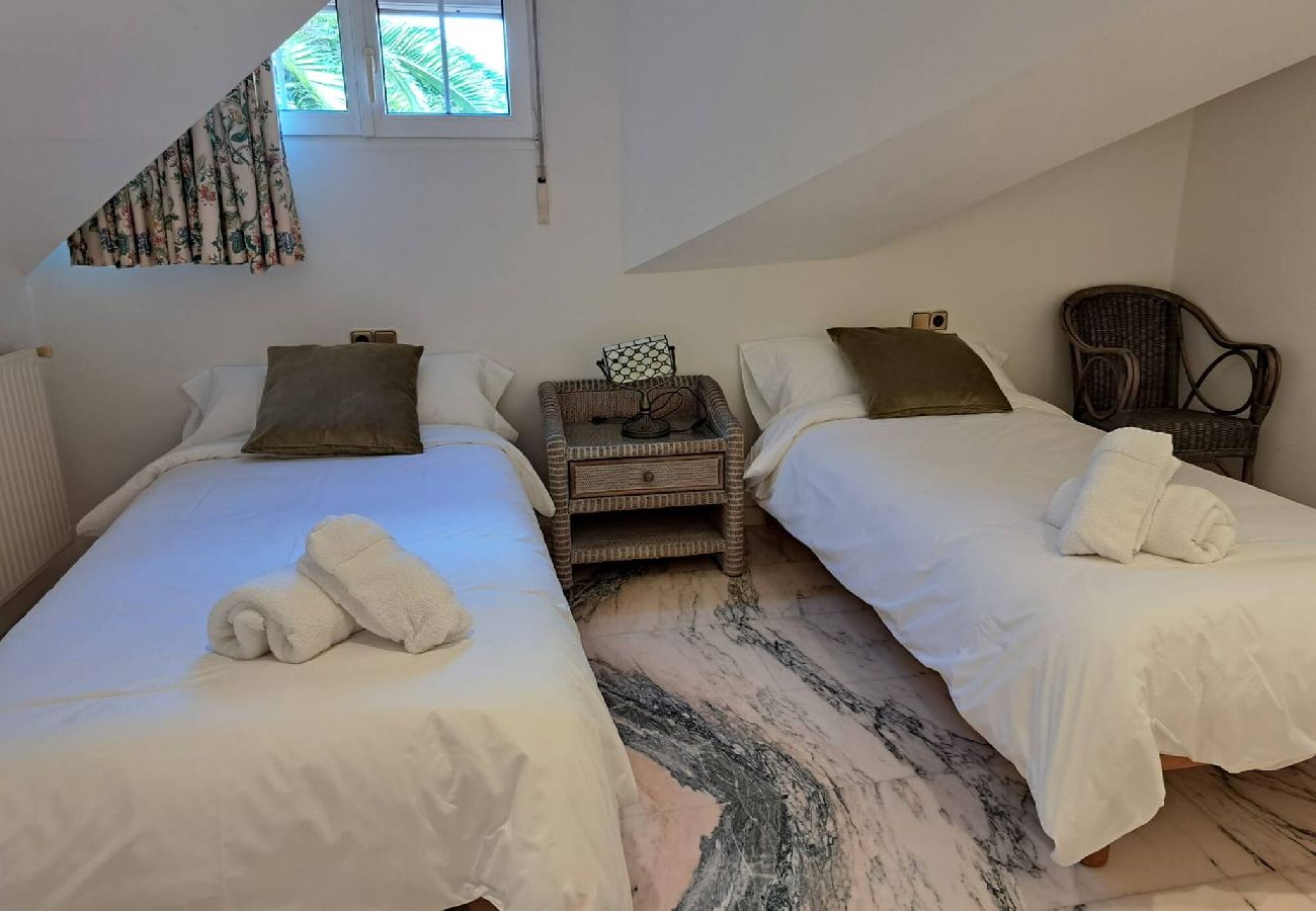 Chalet en Ribadesella - Casa Kusi con Jardin Privado y Jacuzzi