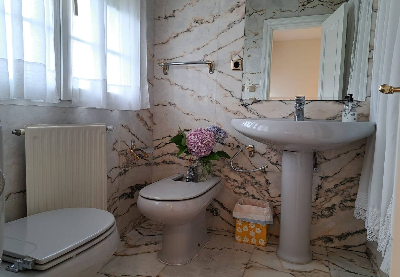 Chalet en Ribadesella - Casa Kusi con Jardin Privado y Jacuzzi