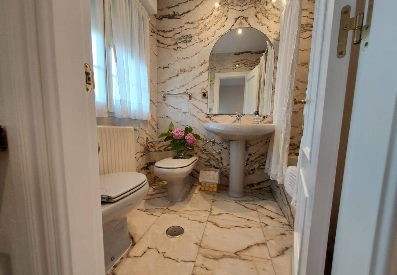 Chalet en Ribadesella - Casa Kusi con Jardin Privado y Jacuzzi